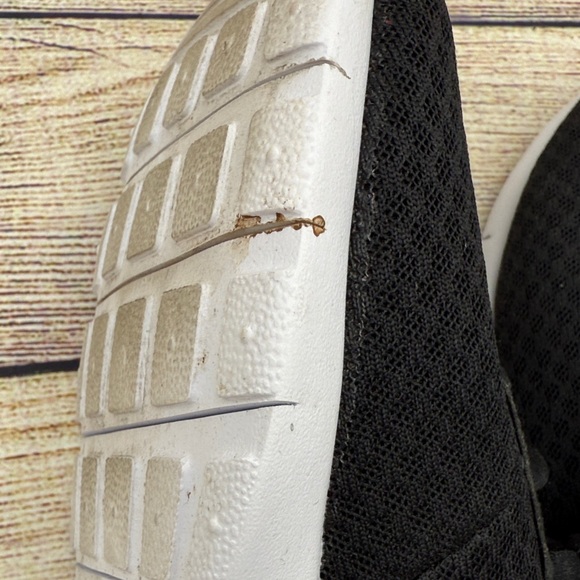 Nike Black Athletic Shoes with White Logo - Picture 5 of 10